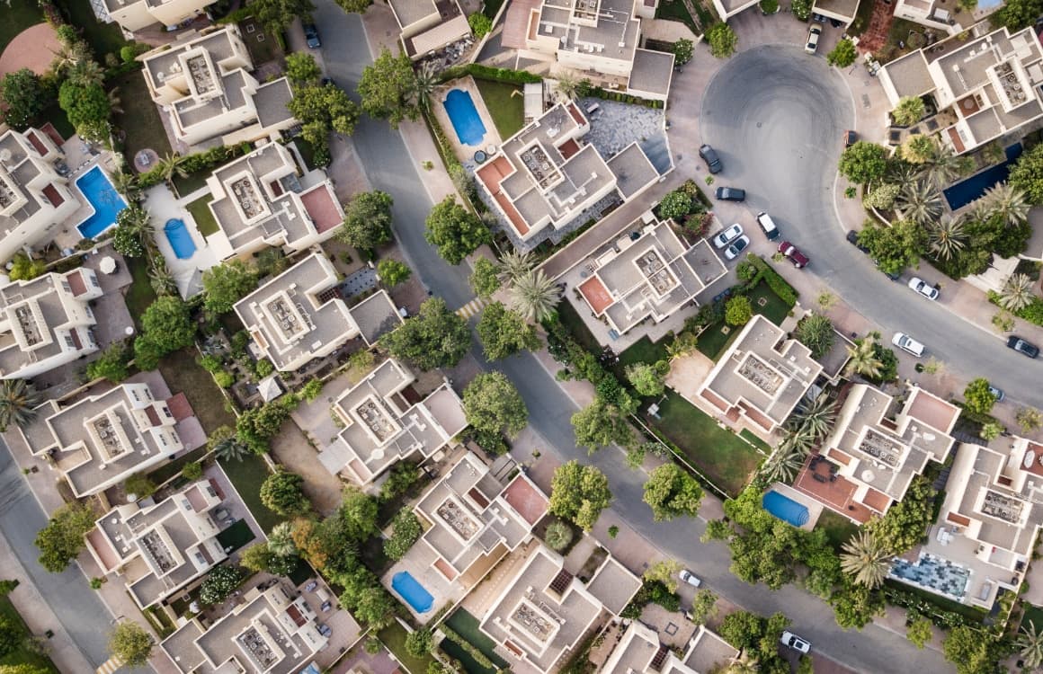 Inmobiliaria gestionando su portafolio de contratos